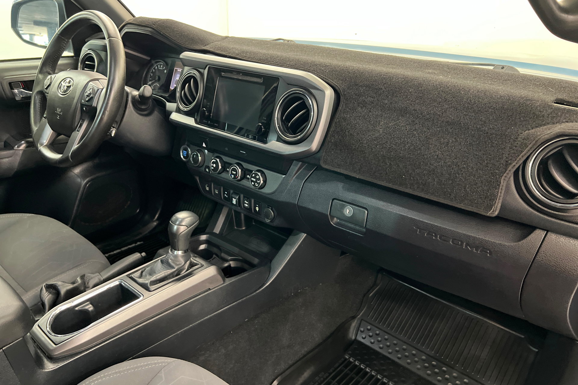 Used 2019 Toyota Tacoma TRD Off-Road w/ Technology Package AWD/4WD image 23