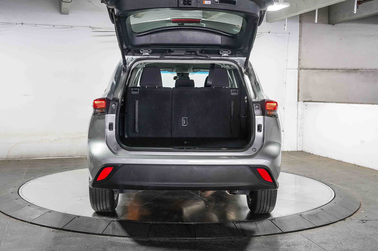 Used 2025 Toyota Highlander LE FWD image 26