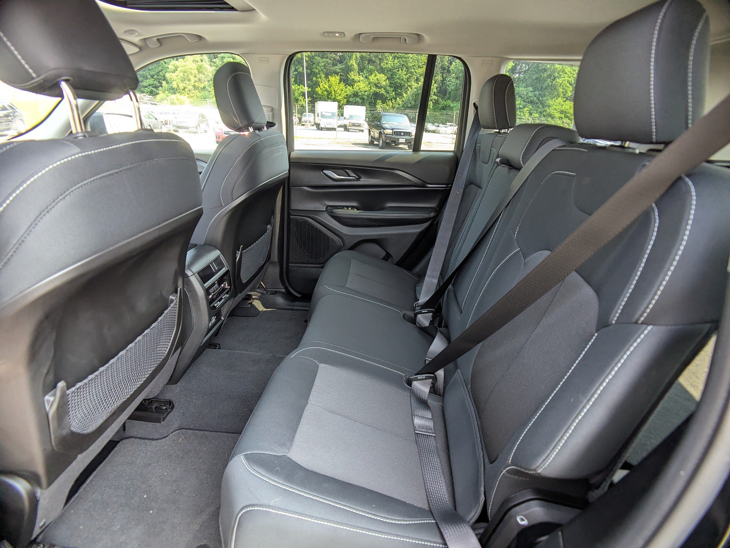 Used 2023 Jeep Grand Cherokee Laredo AWD/4WD image 14