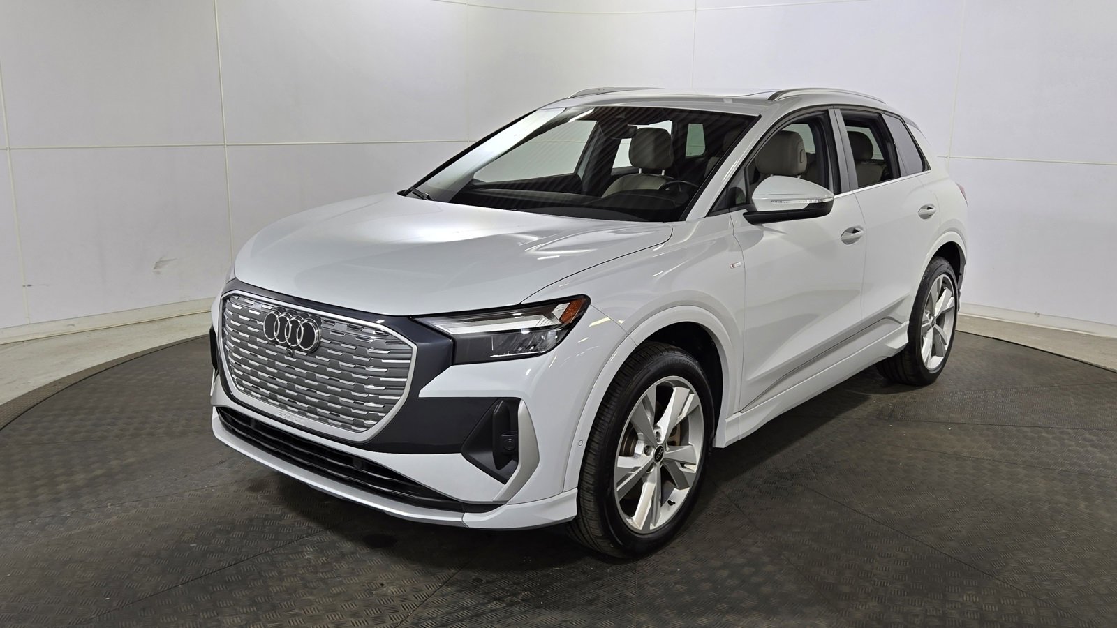 Used 2023 Audi Q4 e-tron Premium Plus w/ Premium Plus image 3
