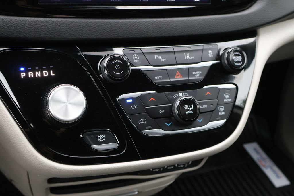 Used 2024 Chrysler Pacifica Touring-L FWD image 8