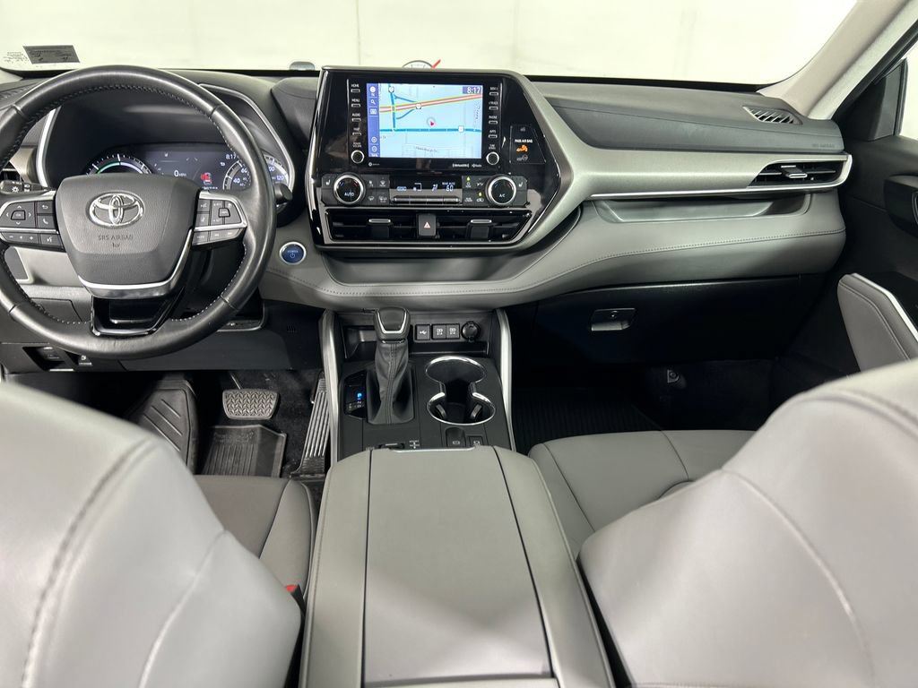 Used 2021 Toyota Highlander XLE AWD/4WD image 19