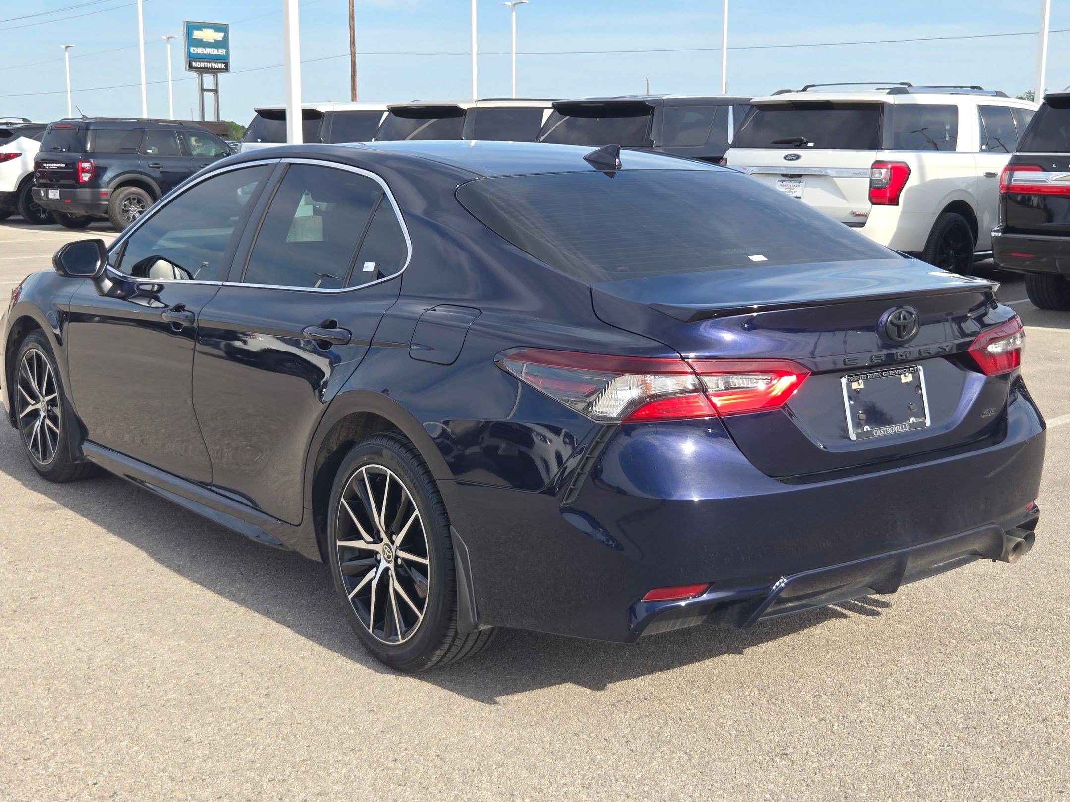 Used 2022 Toyota Camry SE FWD image 5