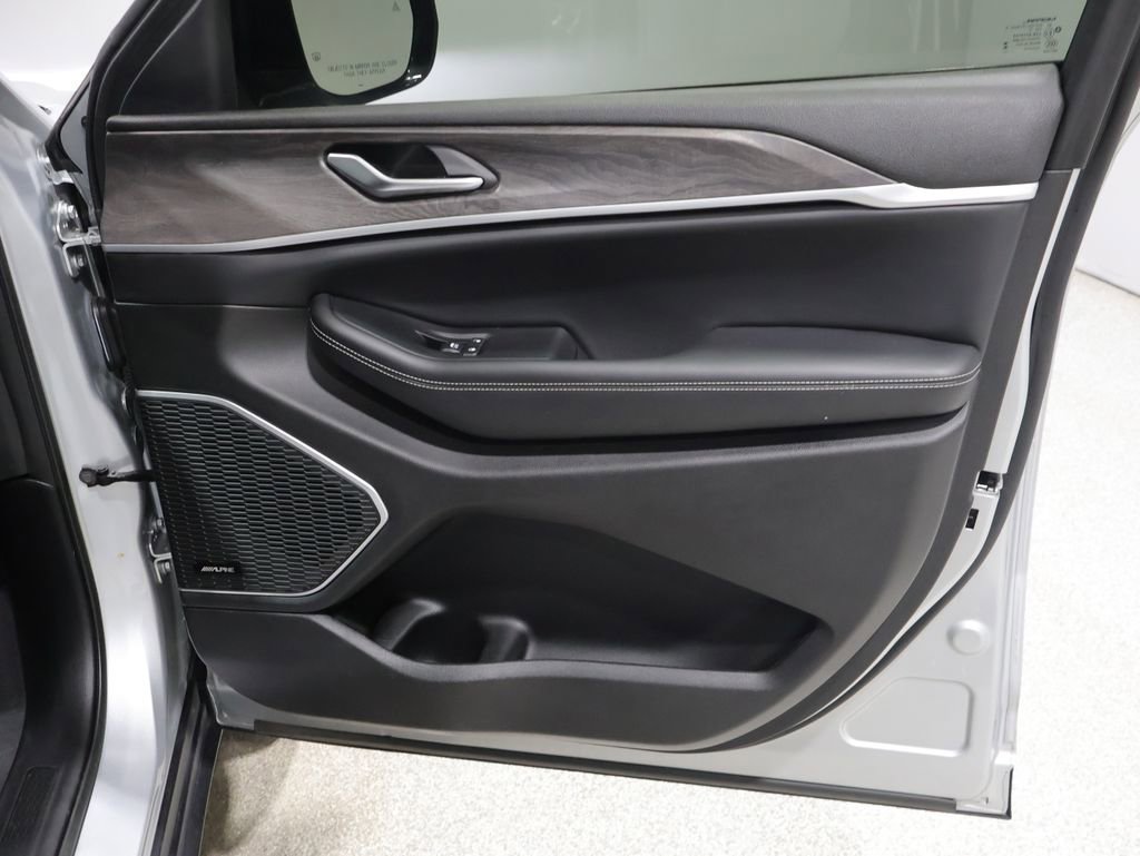 Used 2023 Jeep Grand Cherokee L Limited image 23