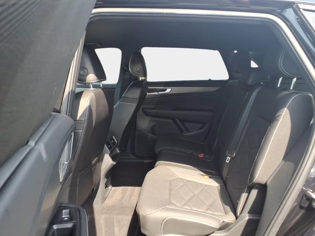 Used 2024 Volkswagen Atlas Cross Sport SE image 11
