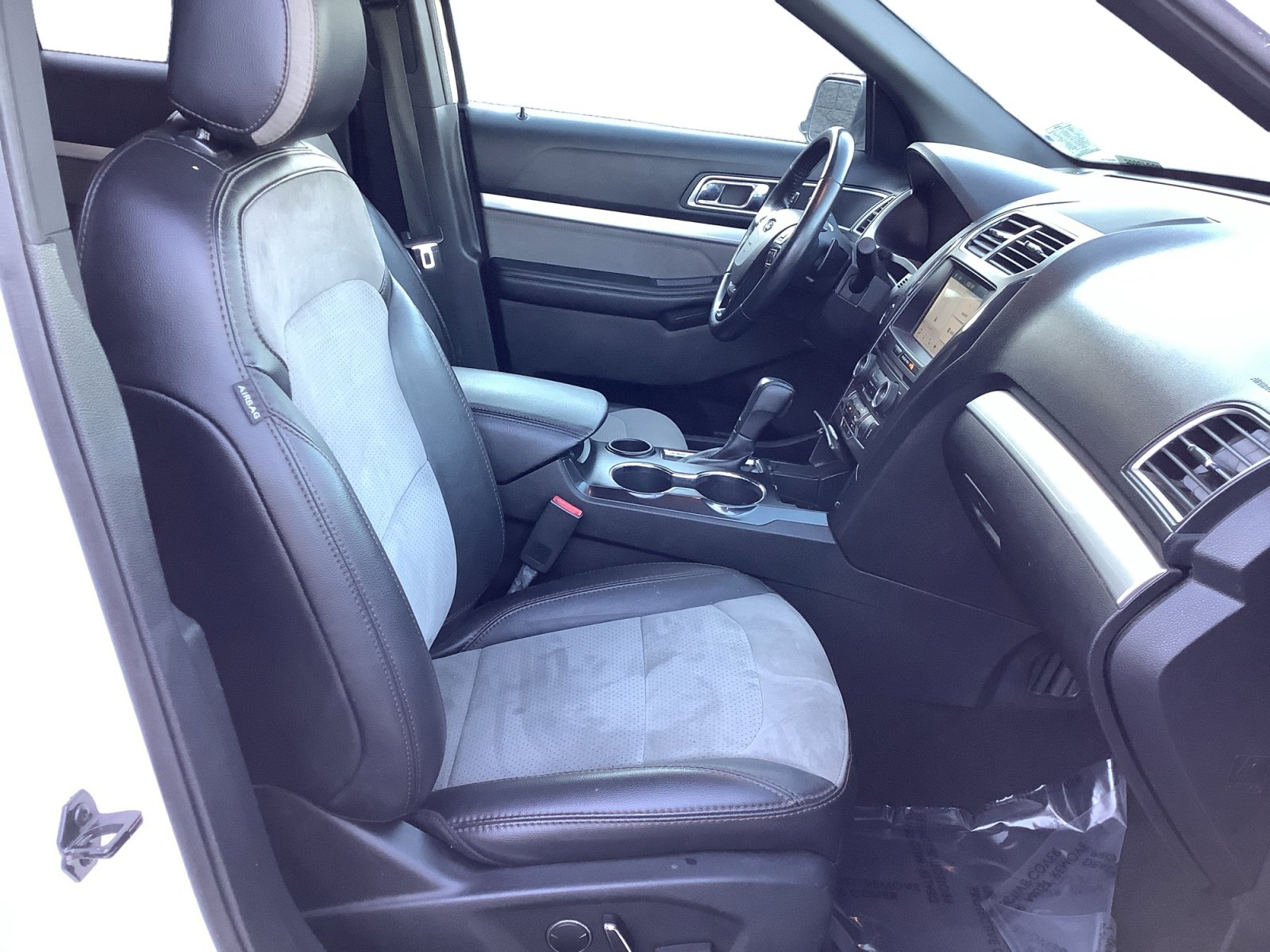 Used 2017 Ford Explorer XLT w/ Equipment Group 202A FWD image 15