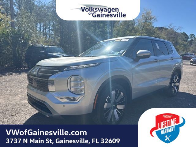 Used 2025 Mitsubishi Outlander SE image 2