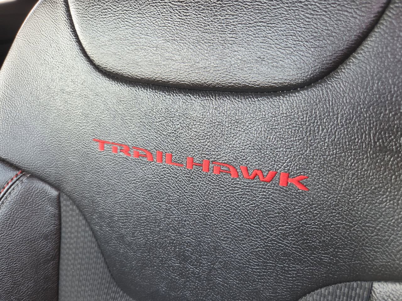 Used 2022 Jeep Compass Trailhawk w/ Trailhawk Convenience Group AWD/4WD image 31