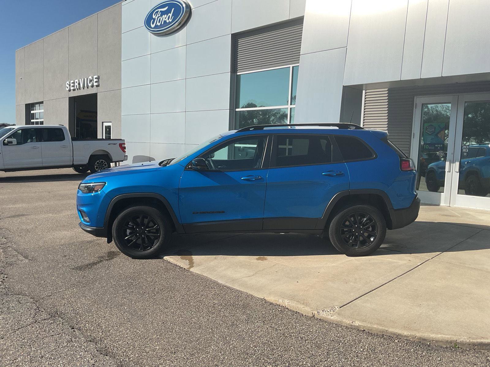 Used 2023 Jeep Cherokee Altitude Lux image 2