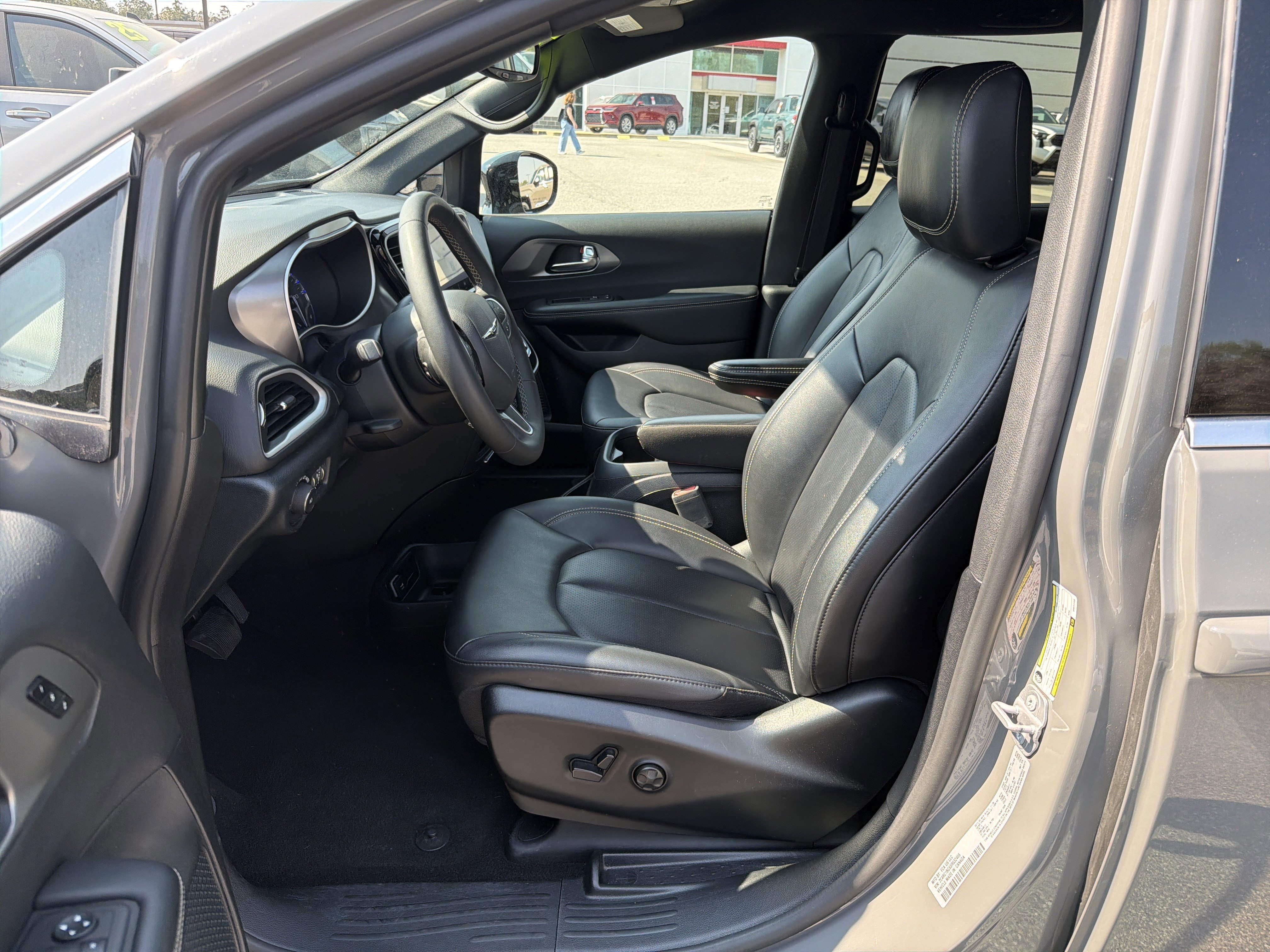 Used 2025 Chrysler Pacifica Select image 19