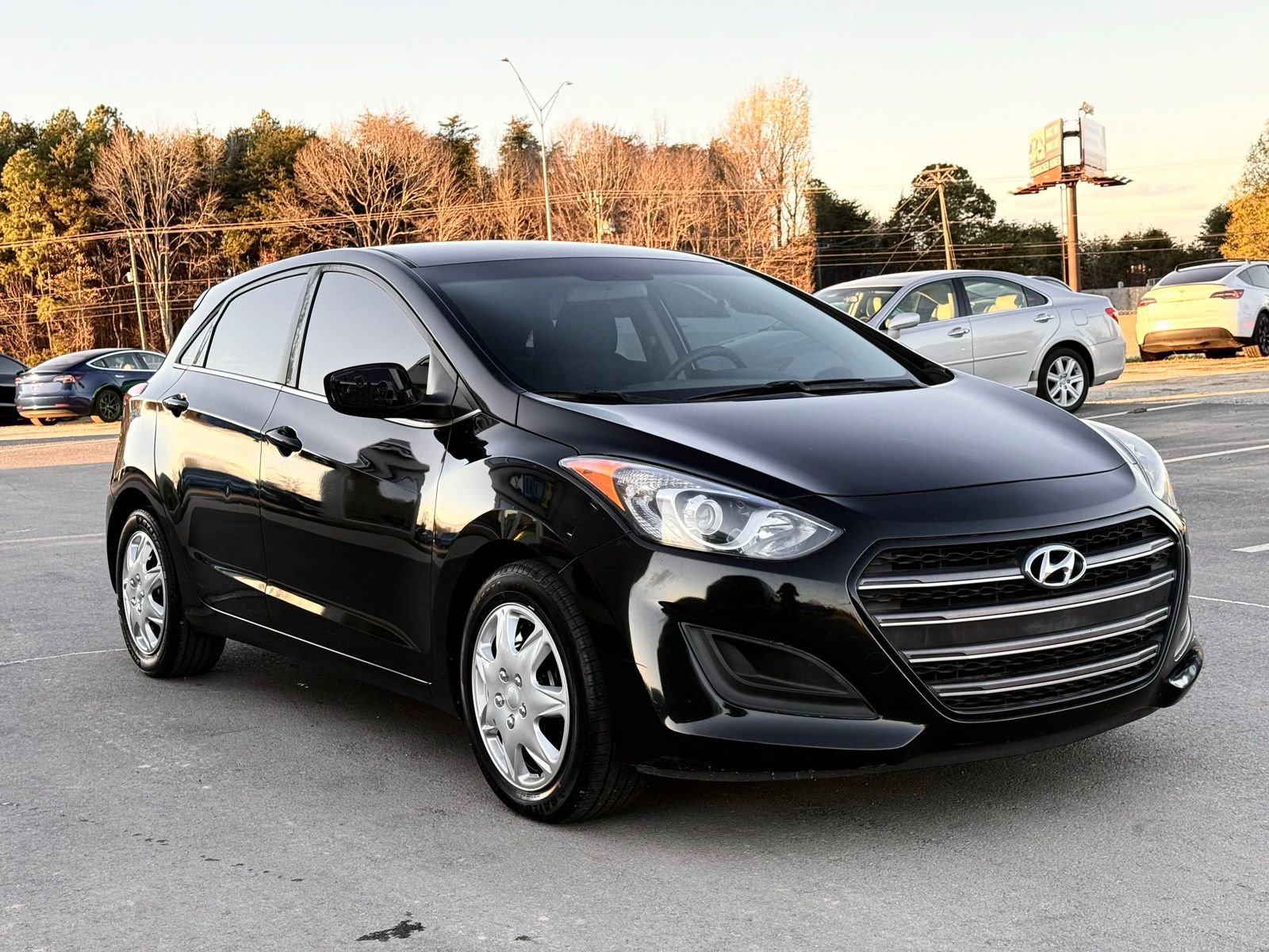 Used 2017 Hyundai Elantra GT image 5