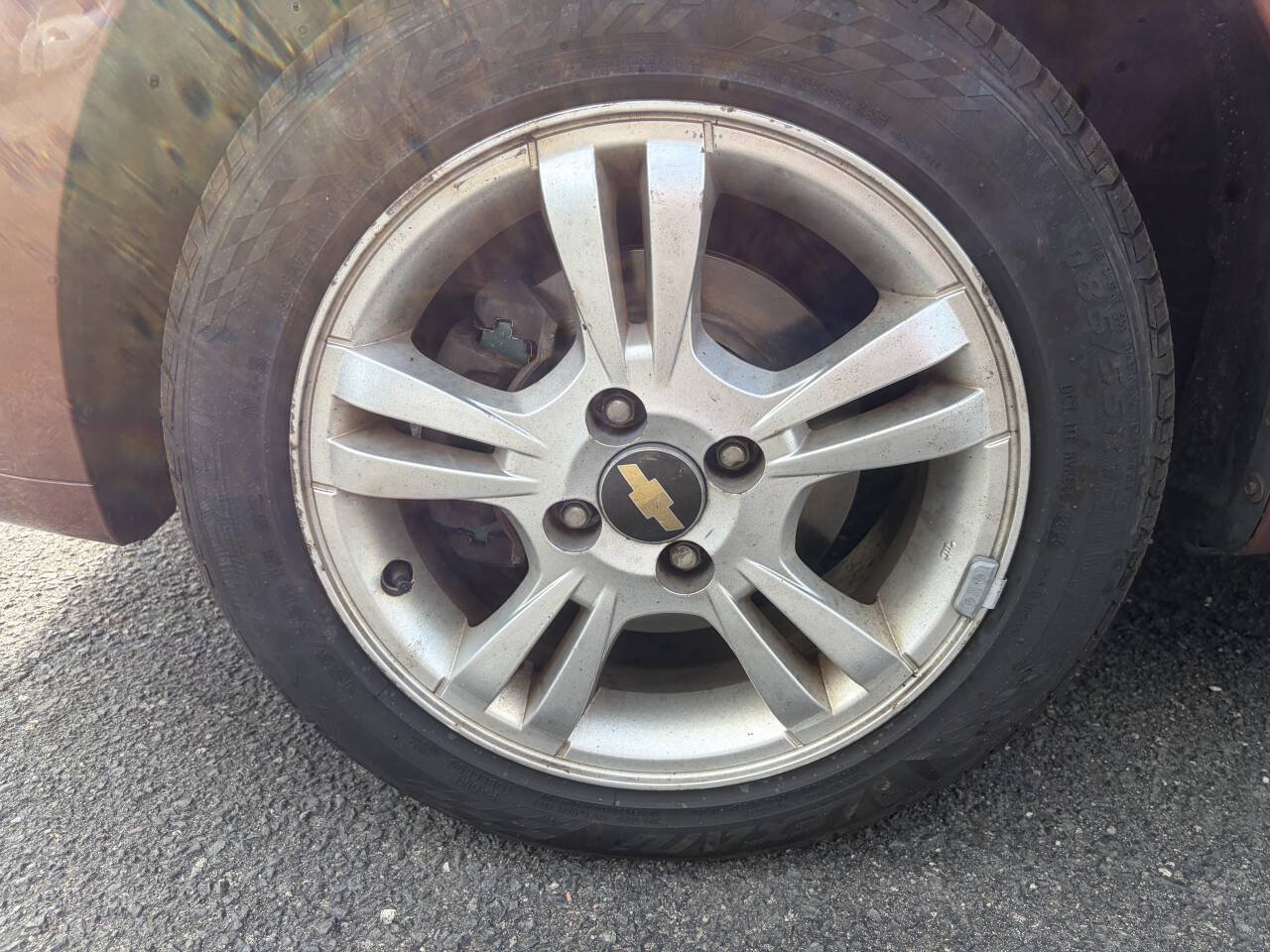 Used 2011 Chevrolet Aveo5 LT FWD image 7