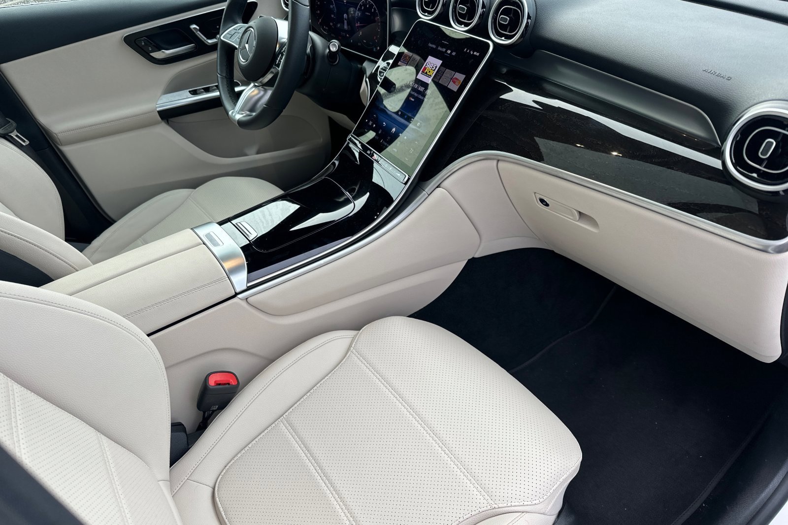 Used 2025 Mercedes-Benz GLC 300 4MATIC image 19