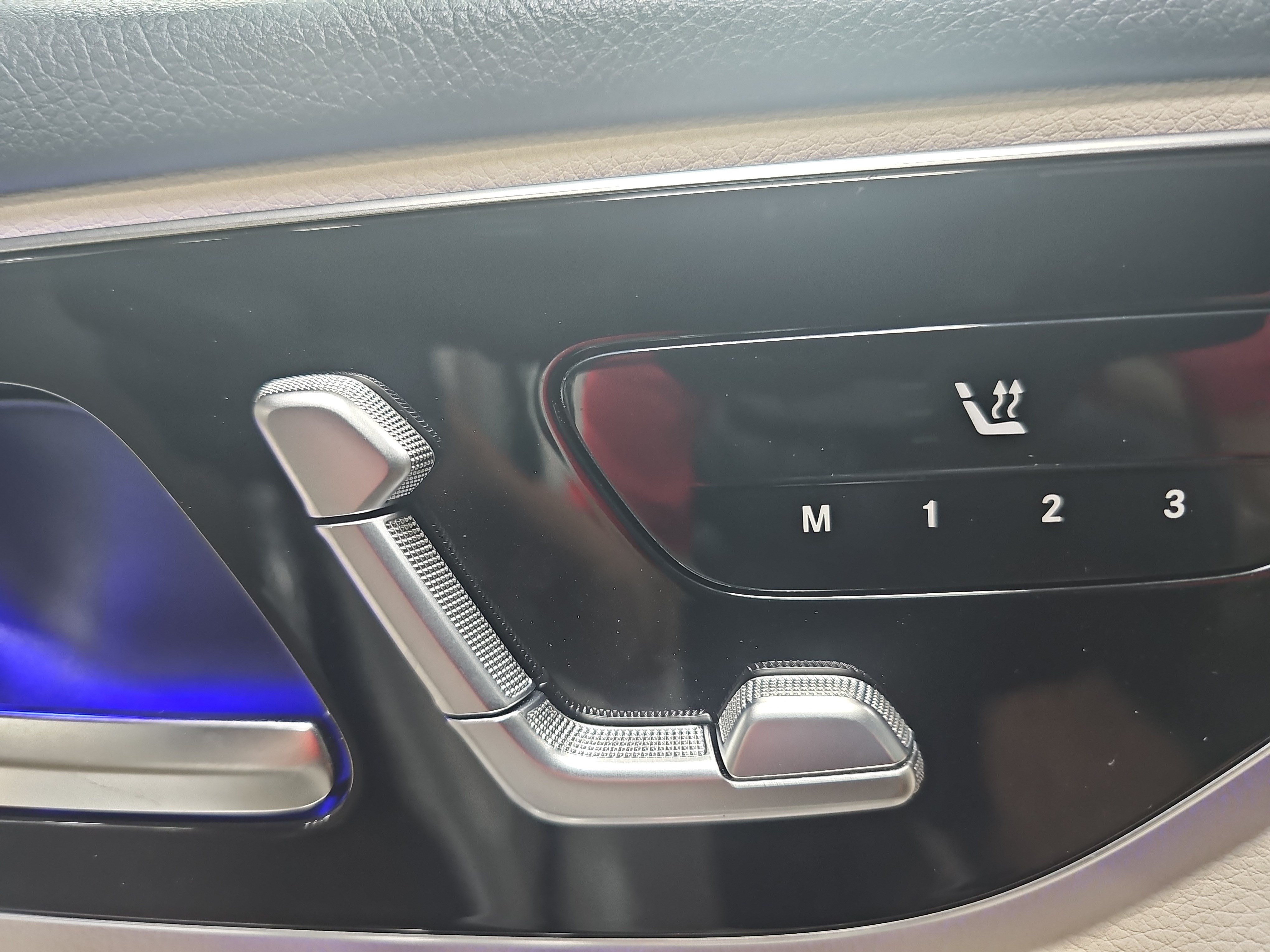 Used 2025 Mercedes-Benz GLC 300 4MATIC image 30