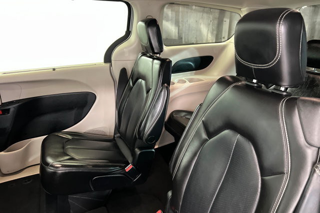 Used 2023 Chrysler Pacifica Touring-L FWD image 19