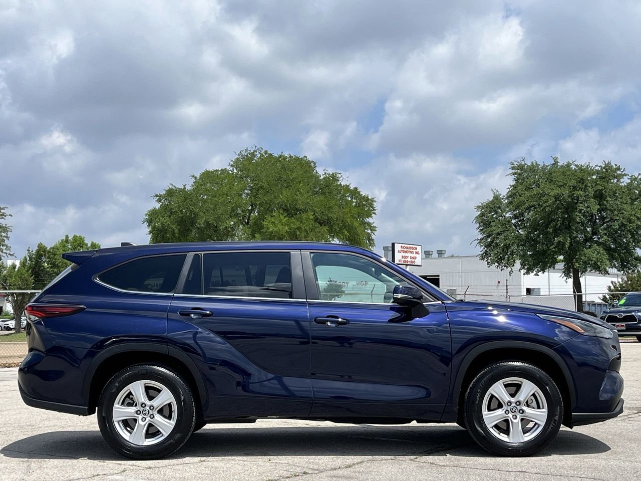 Used 2025 Toyota Highlander LE FWD image 3