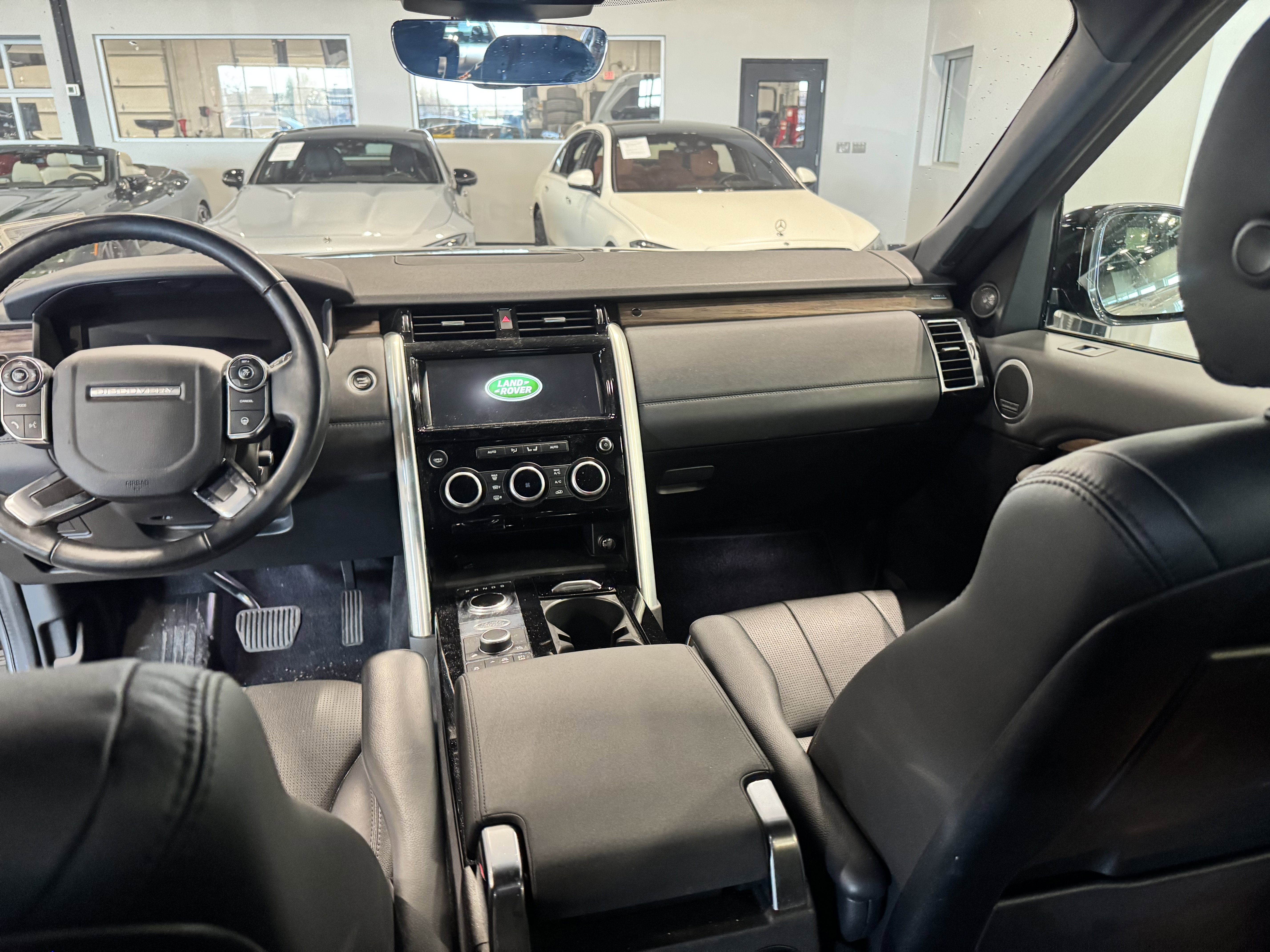 Used 2018 Land Rover Discovery HSE image 15