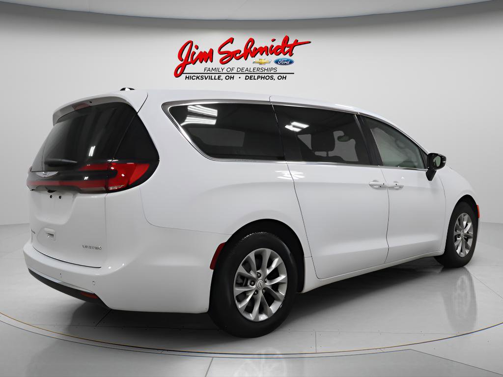 Used 2026 Chrysler Pacifica Limited image 6