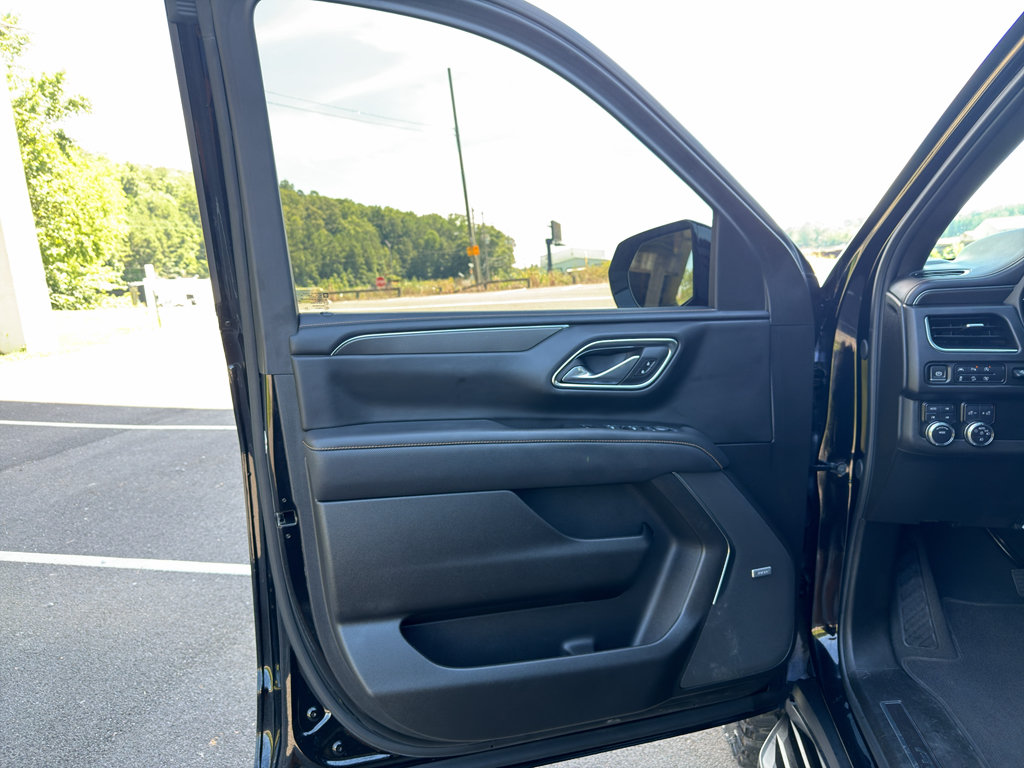 Used 2024 GMC Yukon AT4 w/ Technology Package AWD/4WD image 9