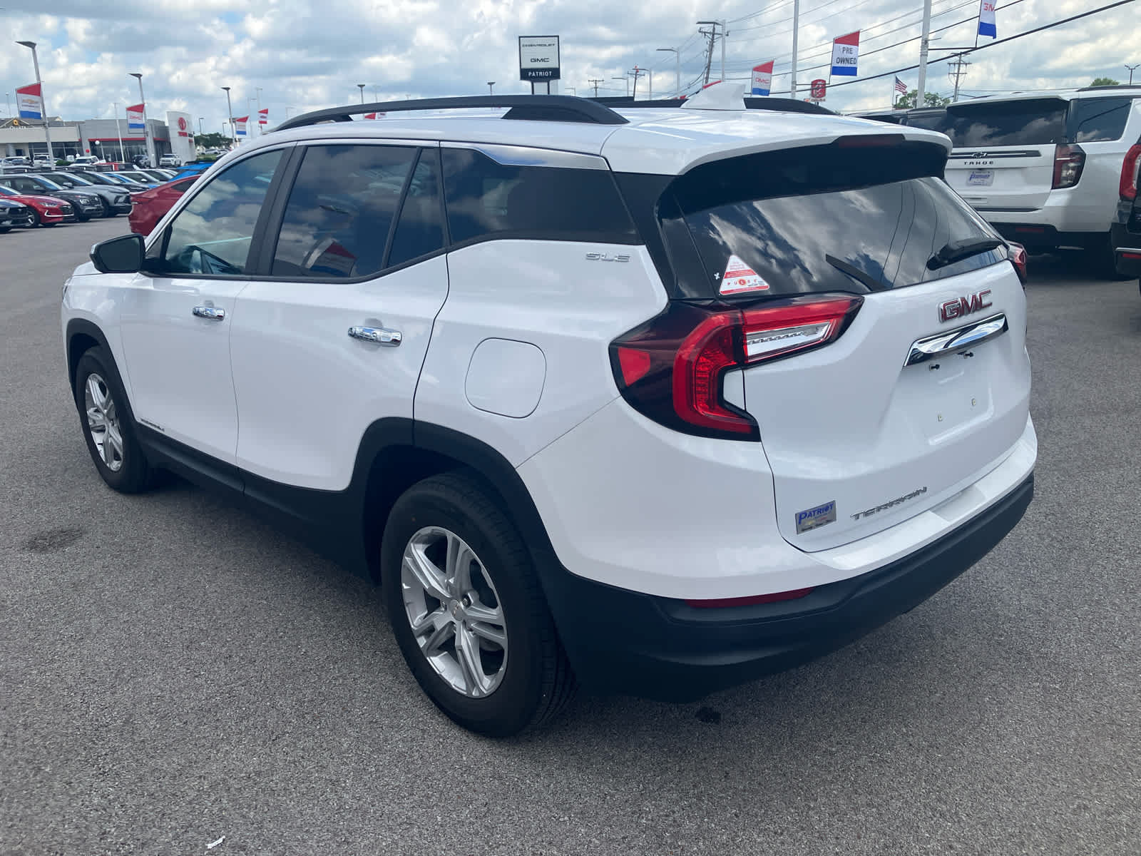 Used 2022 GMC Terrain SLE w/ Driver Convenience Package FWD image 5