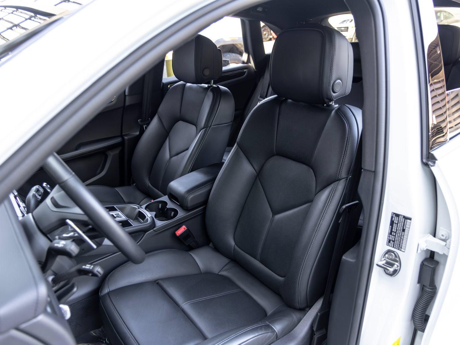 Certified 2026 Porsche Macan AWD/4WD image 5