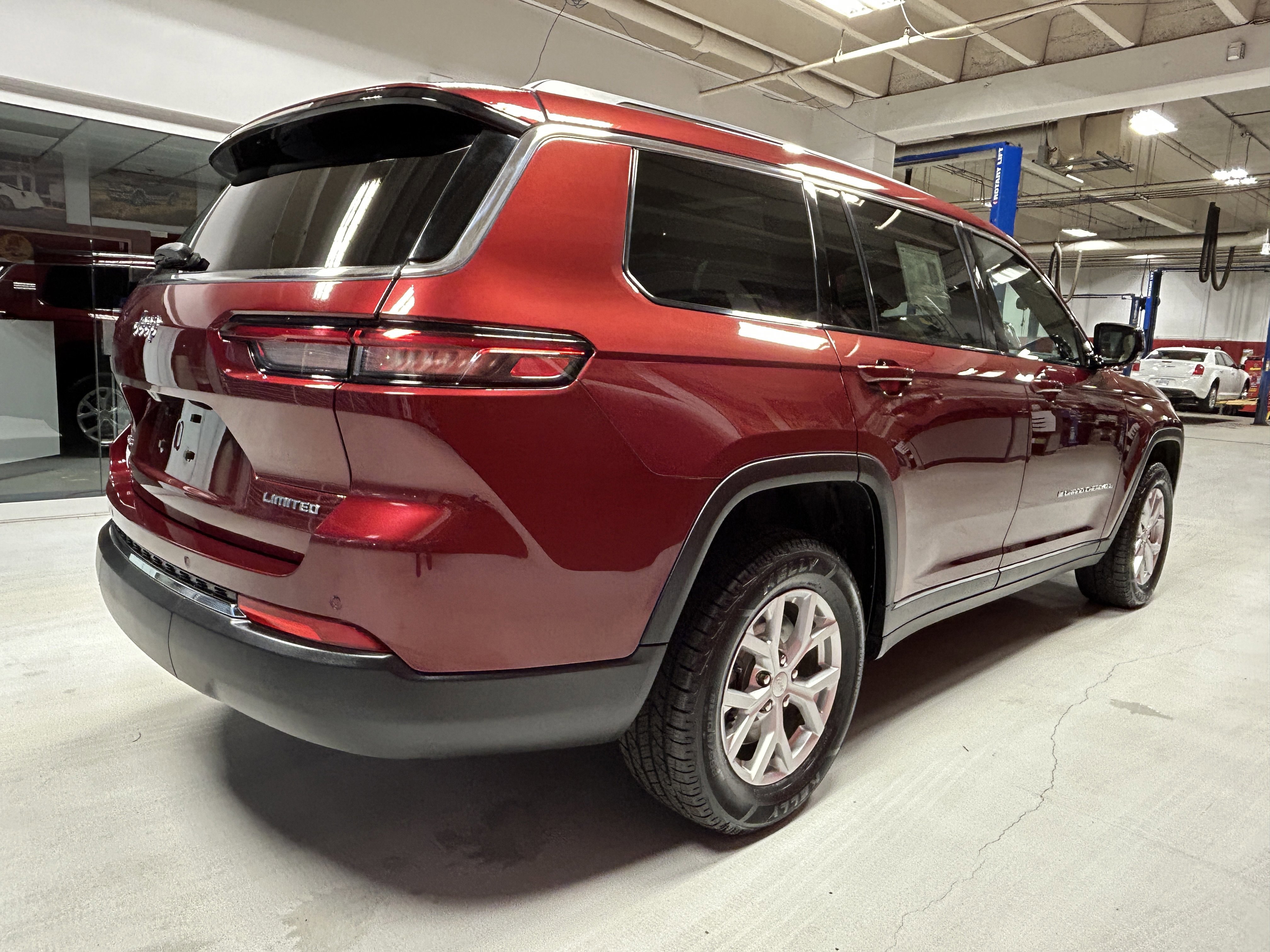 Used 2023 Jeep Grand Cherokee L Limited AWD/4WD image 18