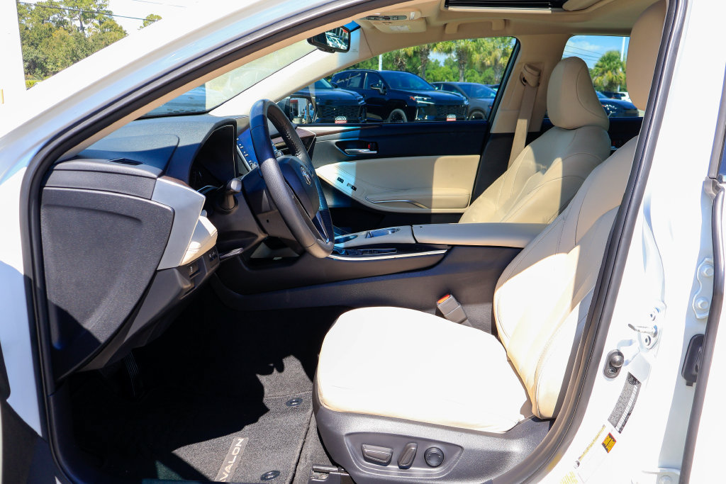 Used 2021 Toyota Avalon XLE w/ Moonroof Package FWD image 9