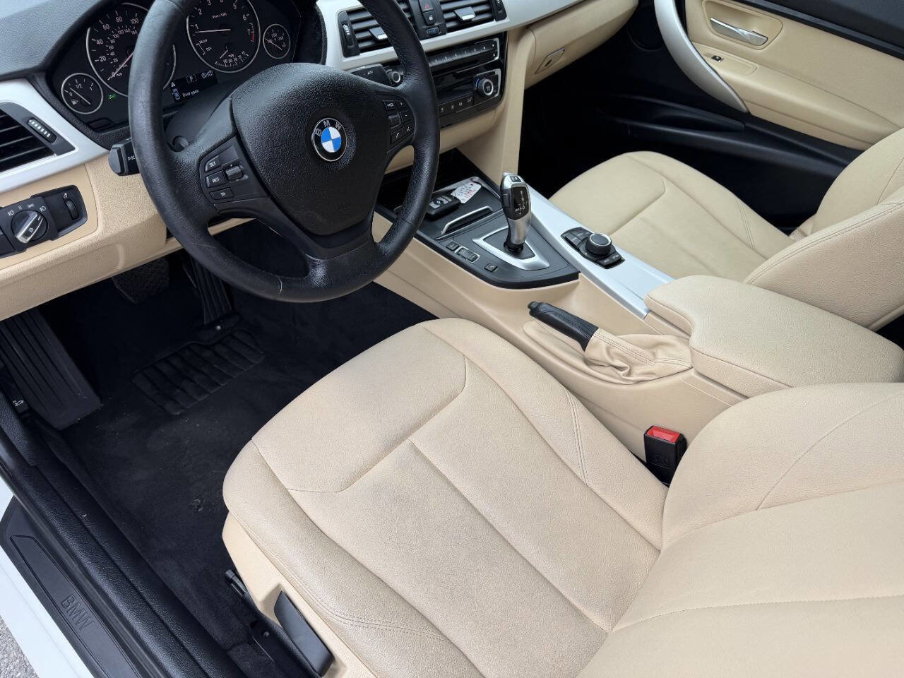 Used 2017 BMW 320i Sedan w/ Driver Assistance Package RWD image 16