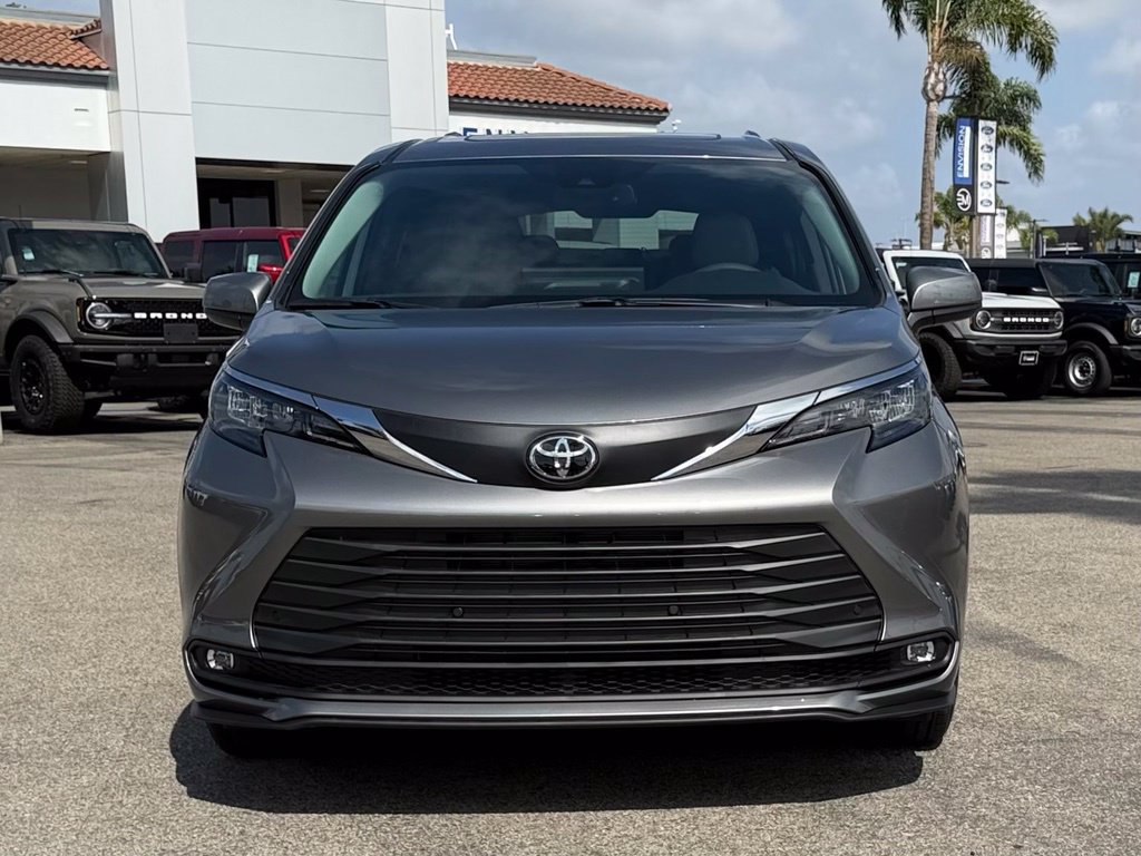 Used 2026 Toyota Sienna XLE FWD image 3