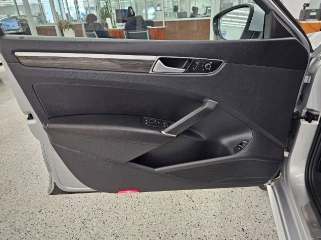 Used 2016 Volkswagen Passat 3.6 SEL Premium image 25