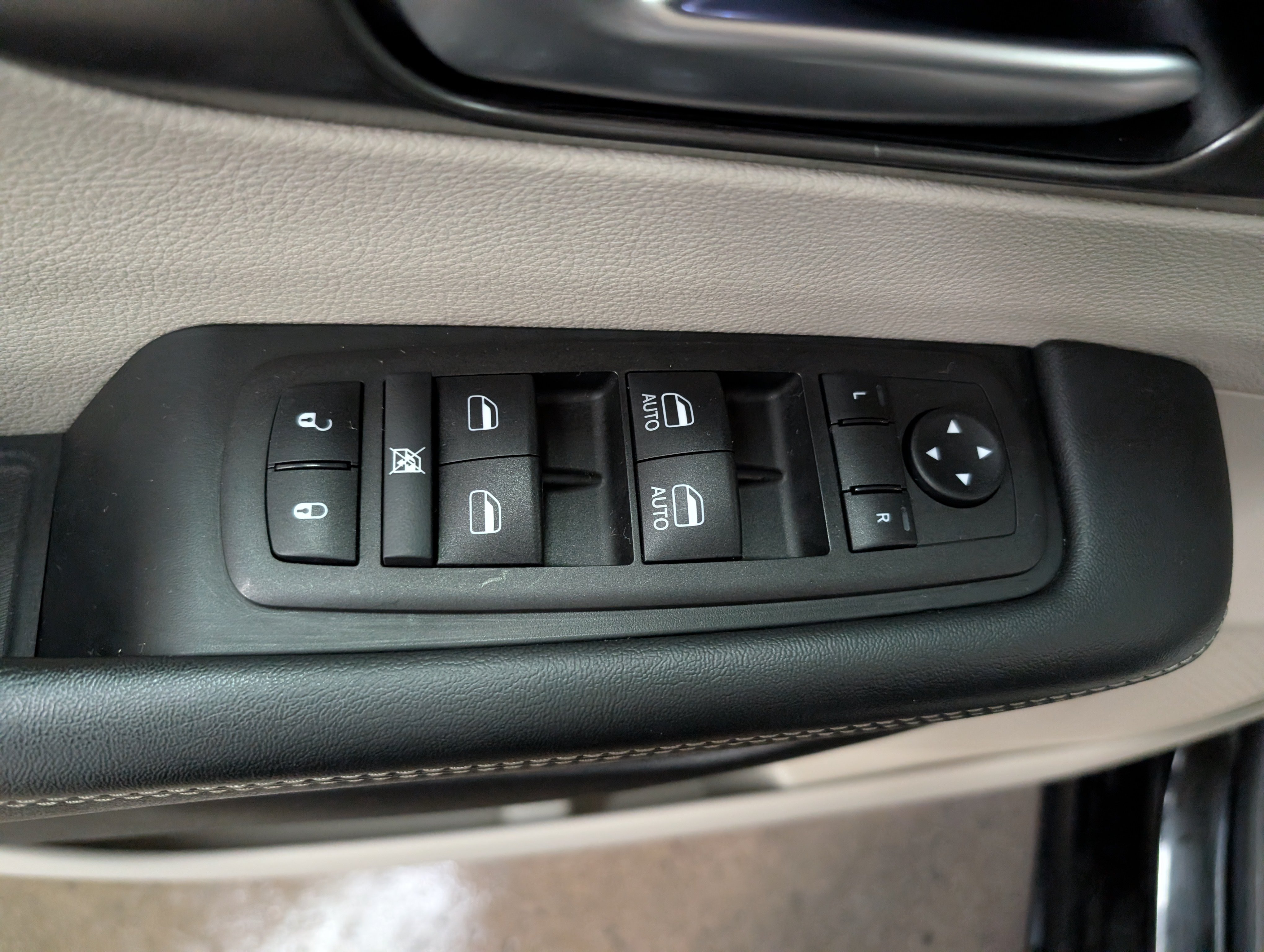 Used 2024 Chrysler Pacifica Touring-L FWD image 14
