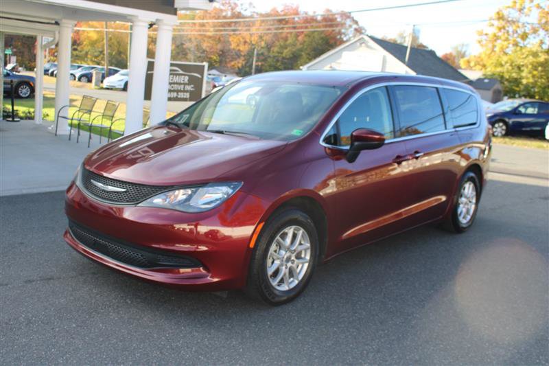 Used 2023 Chrysler Voyager LX image 4