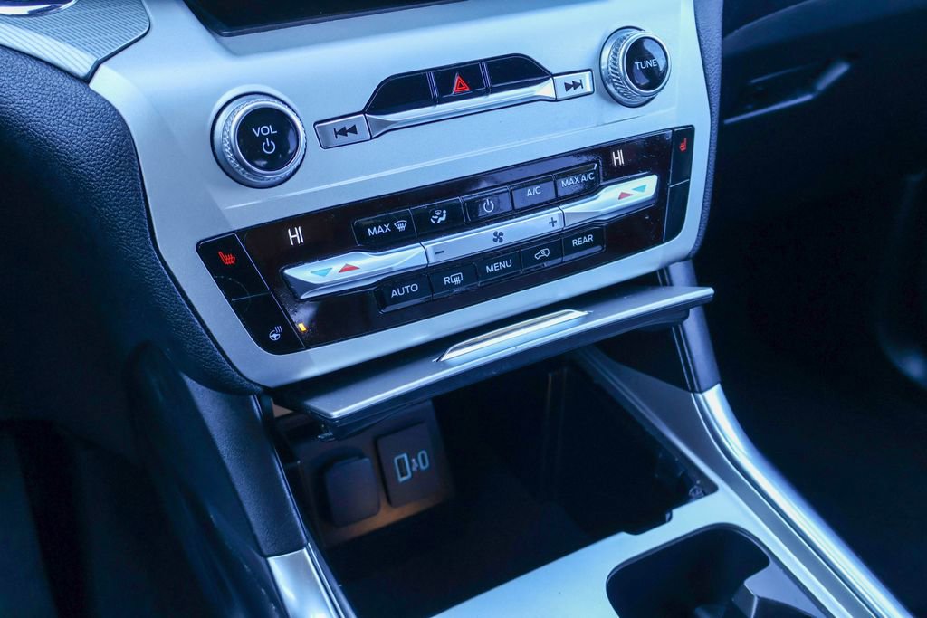 Used 2021 Ford Explorer XLT w/ Equipment Group 202A image 14