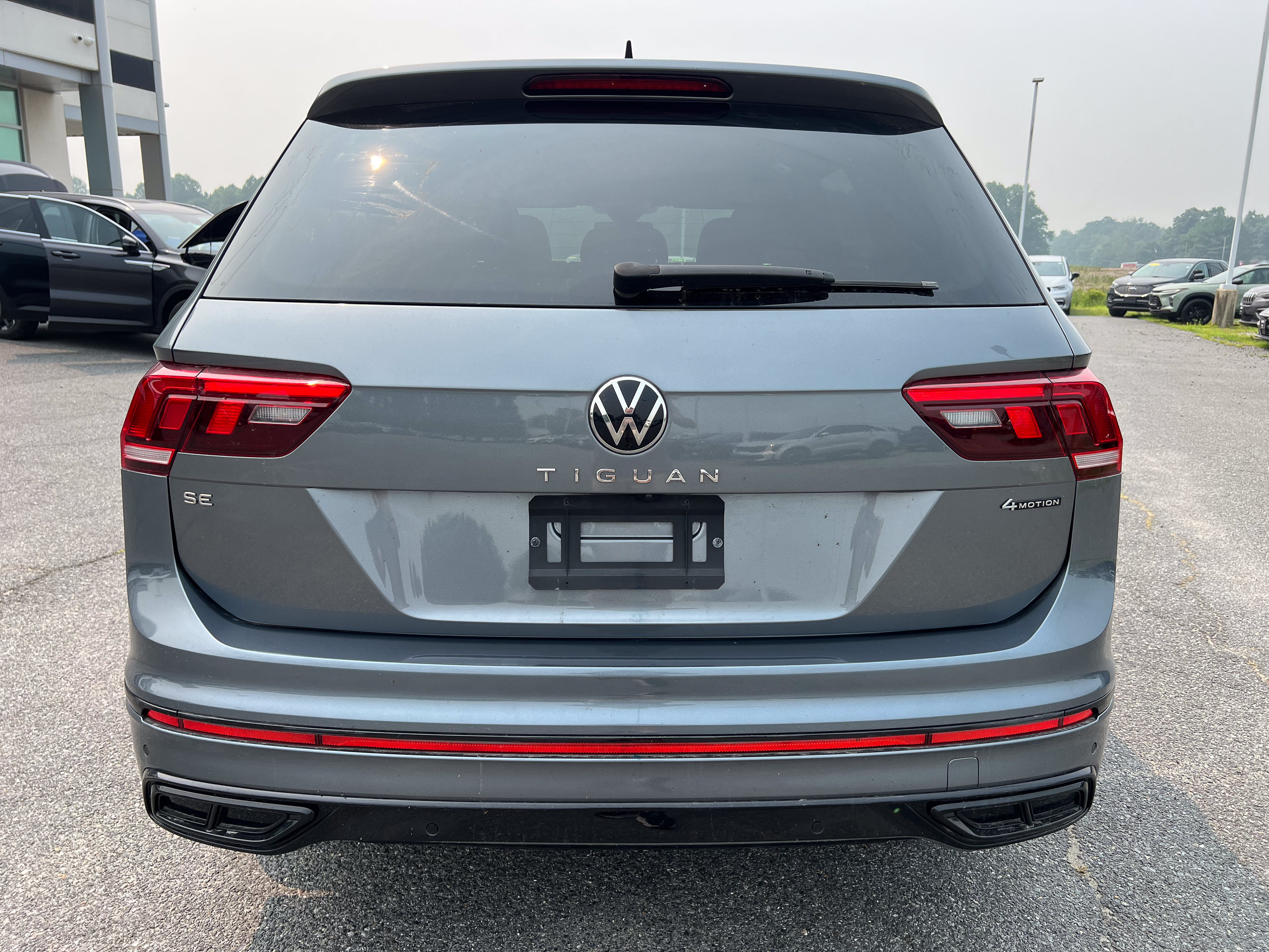 Used 2022 Volkswagen Tiguan SE R-Line AWD/4WD image 4