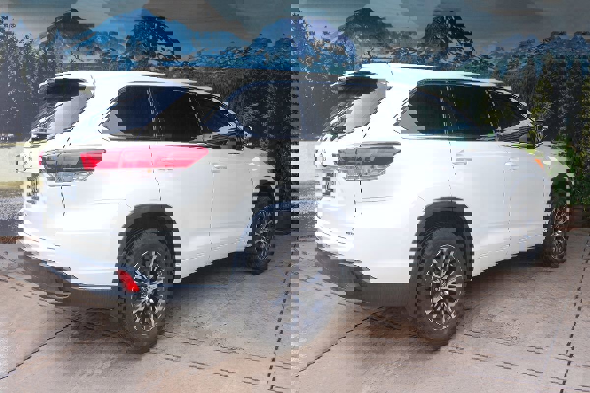 Used 2017 Toyota Highlander LE image 6