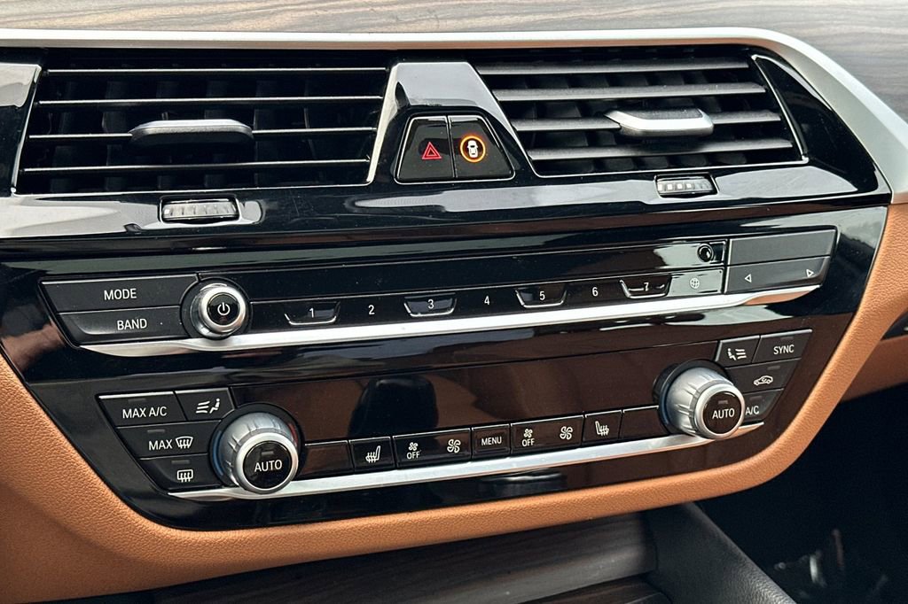 Used 2023 BMW 530e w/ Convenience Package image 22