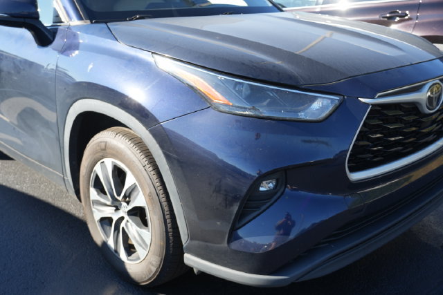 Used 2023 Toyota Highlander XLE FWD image 3