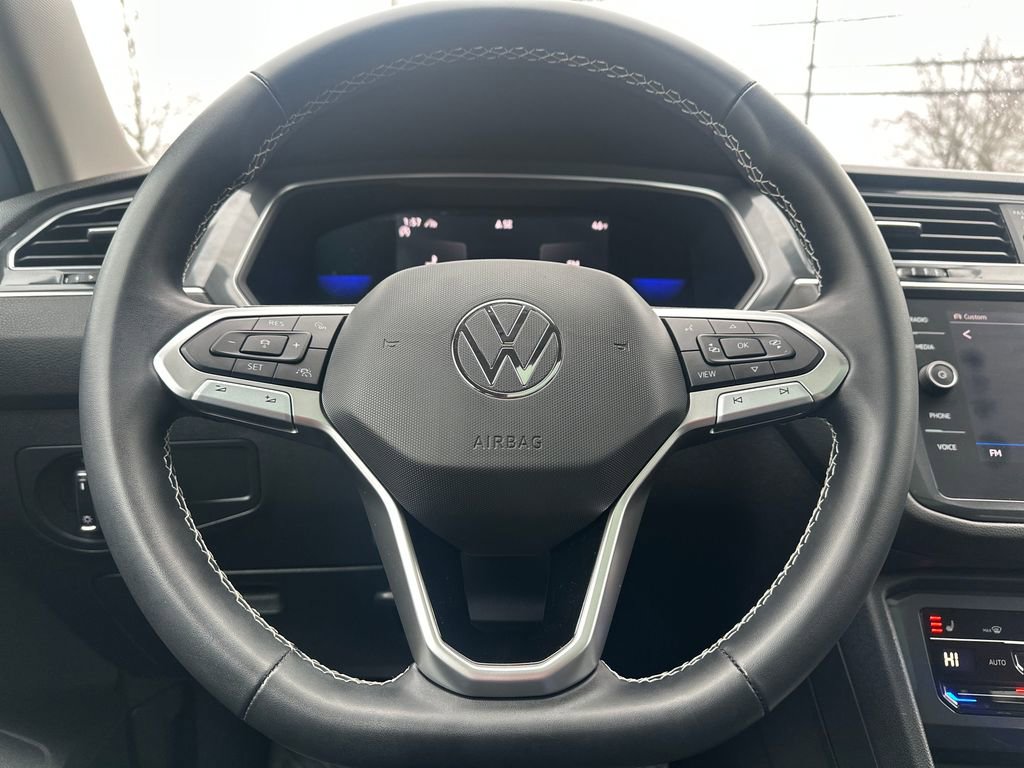 Used 2023 Volkswagen Tiguan SE w/ Panoramic Sunroof Package image 7