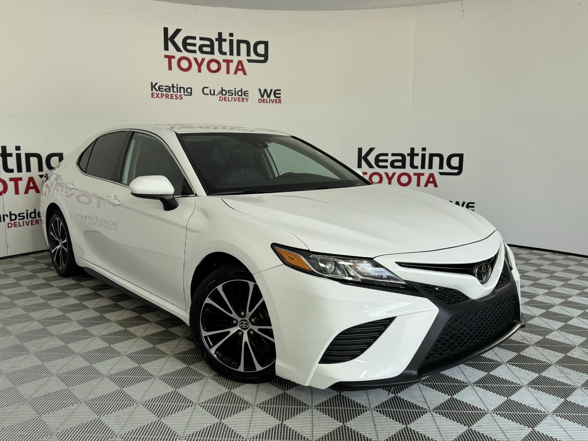 Used 2020 Toyota Camry SE FWD image 2