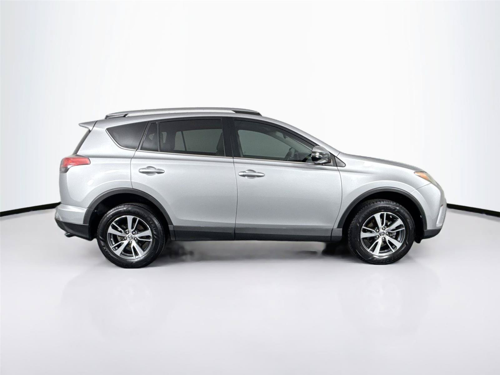 Used 2017 Toyota RAV4 XLE FWD image 9