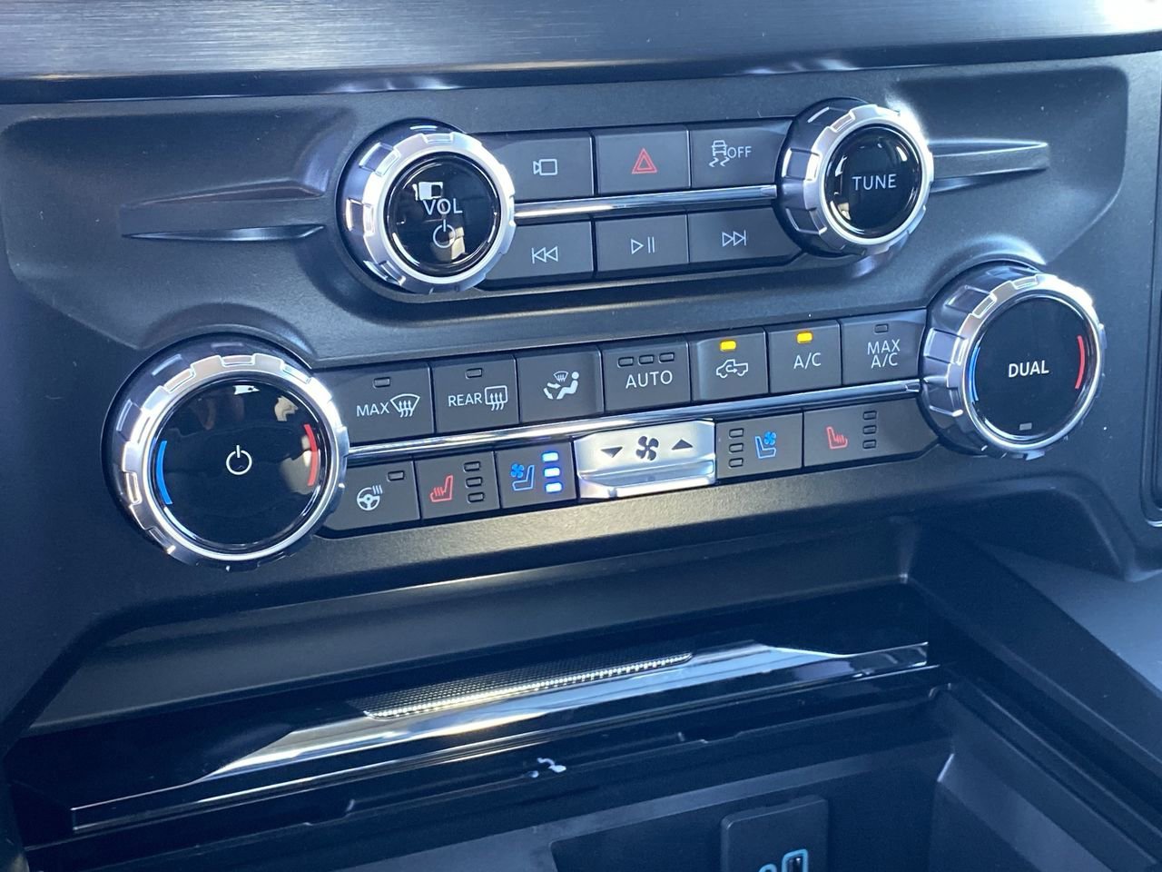 New 2026 Ford F350 Lariat w/ Black Appearance Package image 27