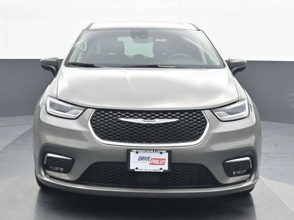 Used 2023 Chrysler Pacifica Touring-L image 1