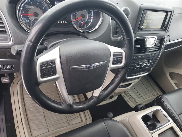 Used 2015 Chrysler Town & Country Touring-L w/ Driver Convenience Group image 13