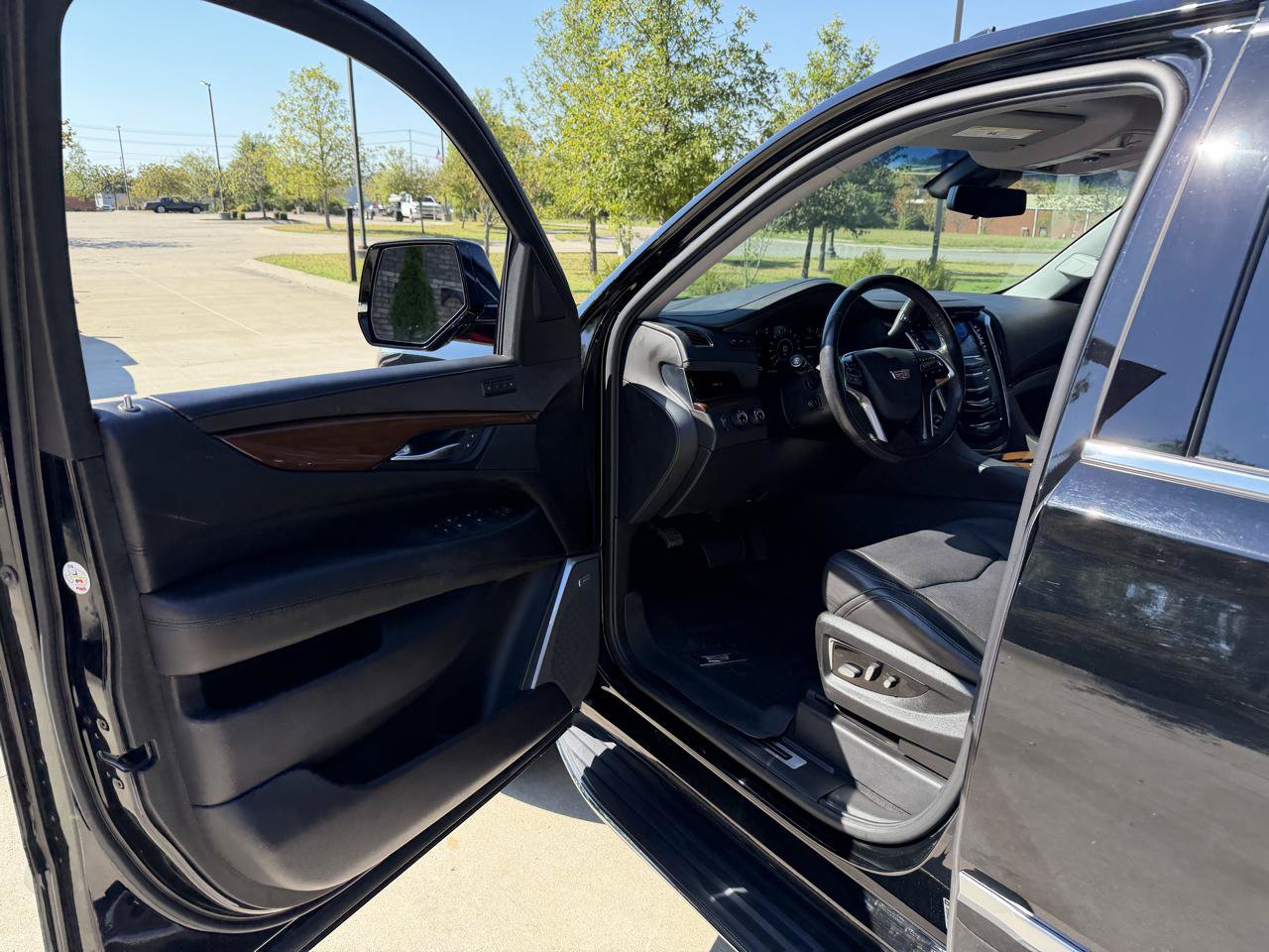 Used 2020 Cadillac Escalade Luxury AWD/4WD image 10