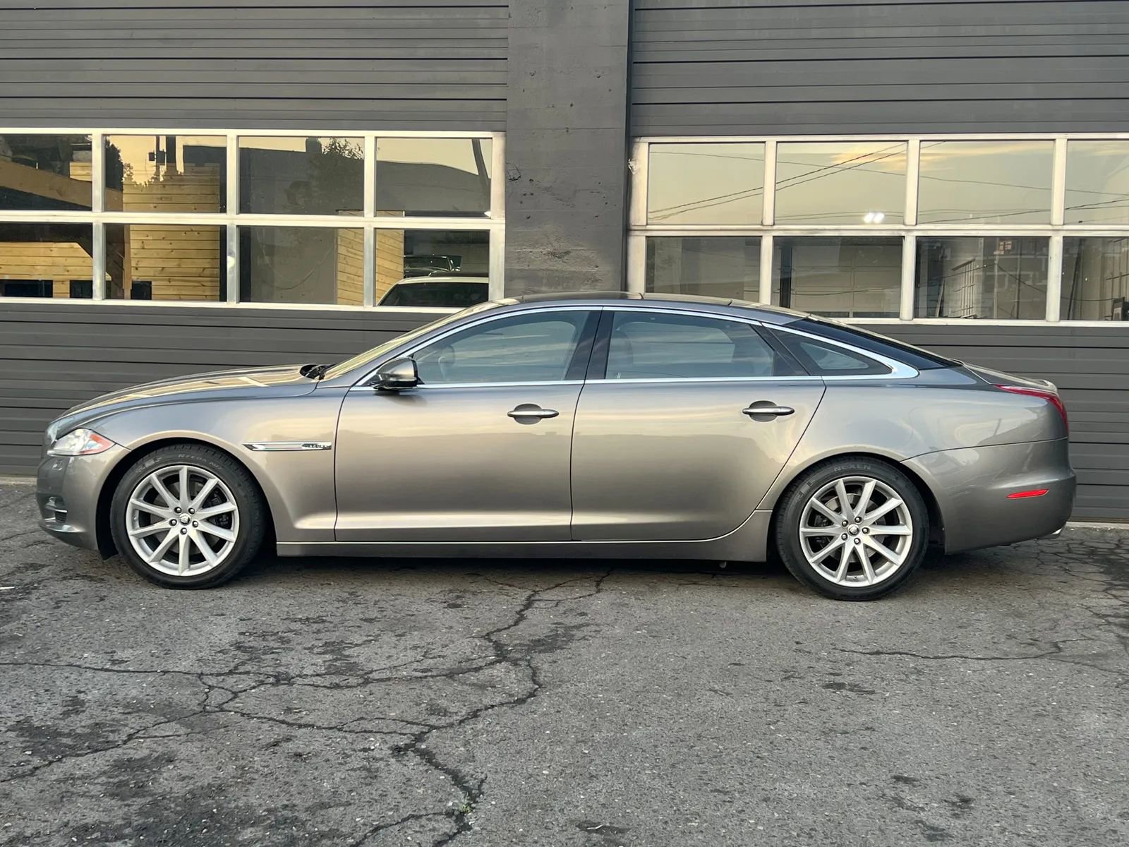 Used 2011 Jaguar XJ L image 2