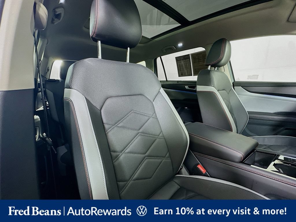 Used 2025 Volkswagen Atlas Peak Edition SE AWD/4WD image 33
