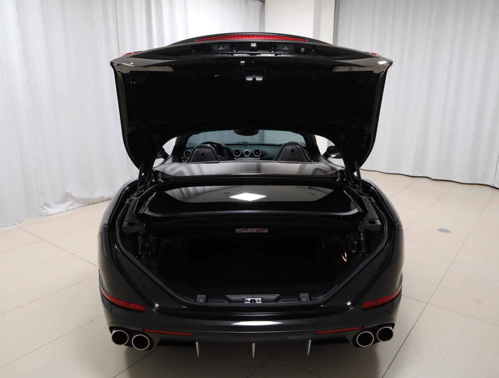 Used 2016 Ferrari California T RWD image 21
