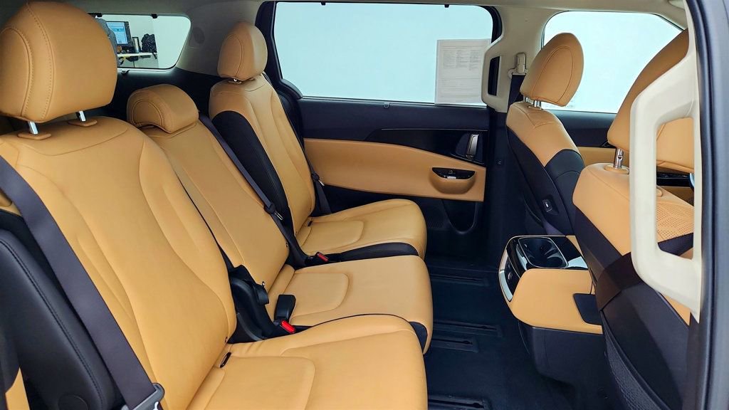 Used 2024 Kia Carnival EX image 24