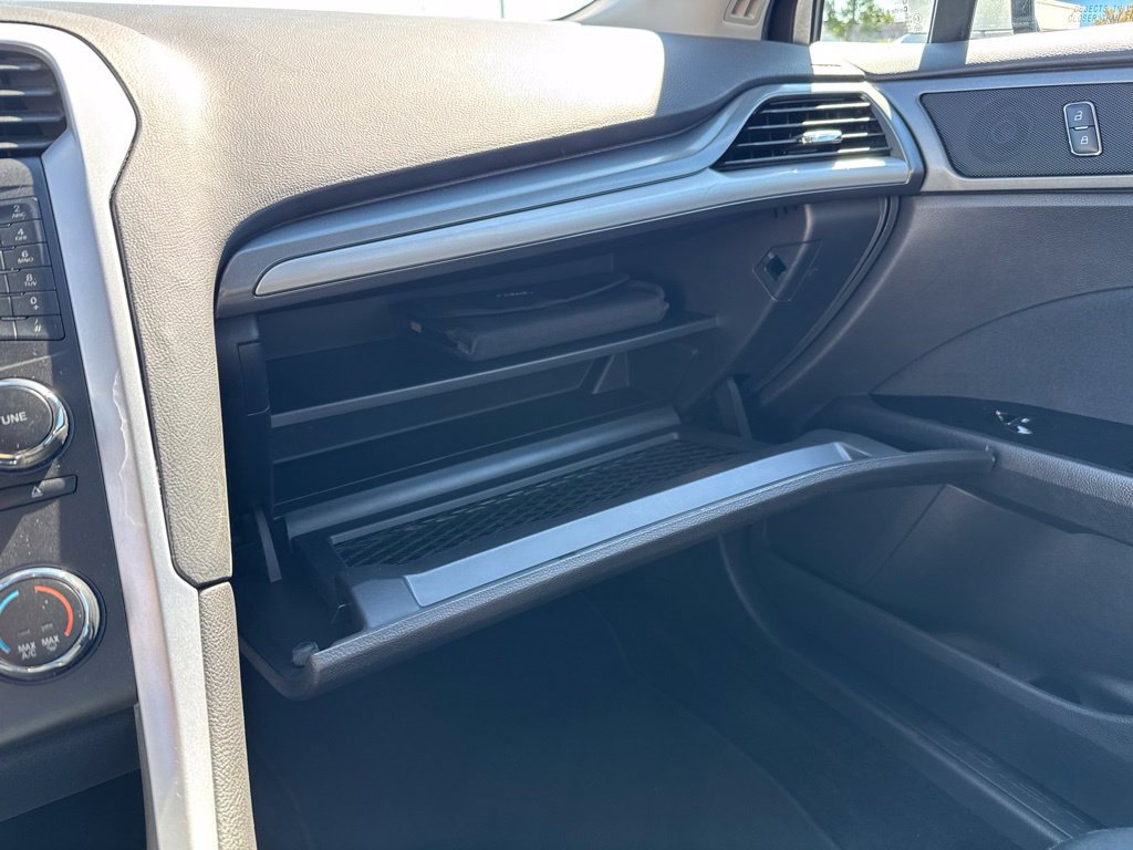 Used 2016 Ford Fusion SE FWD image 24