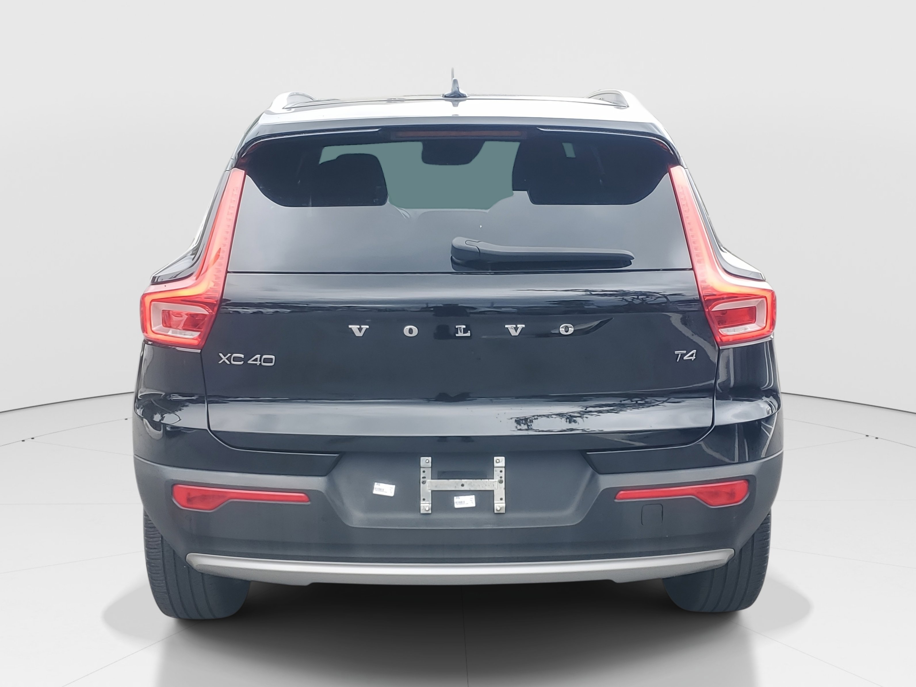 Used 2021 Volvo XC40 T4 Momentum w/ Protection Package Premier image 6